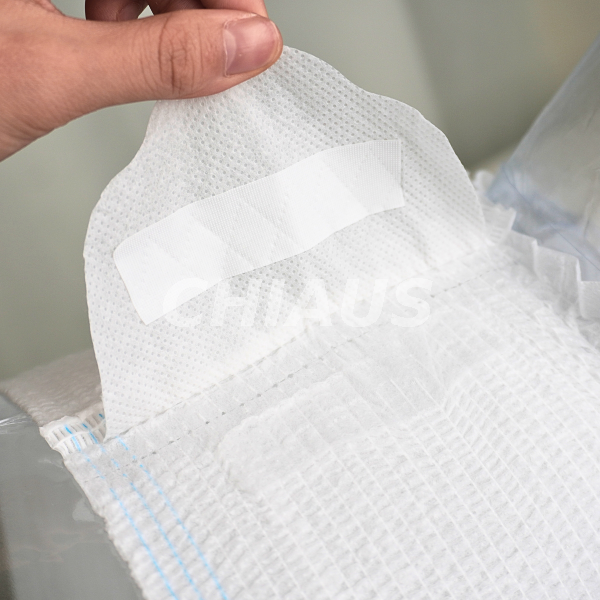 Fine-tune the waist fit with an additional refastenable fastening point.