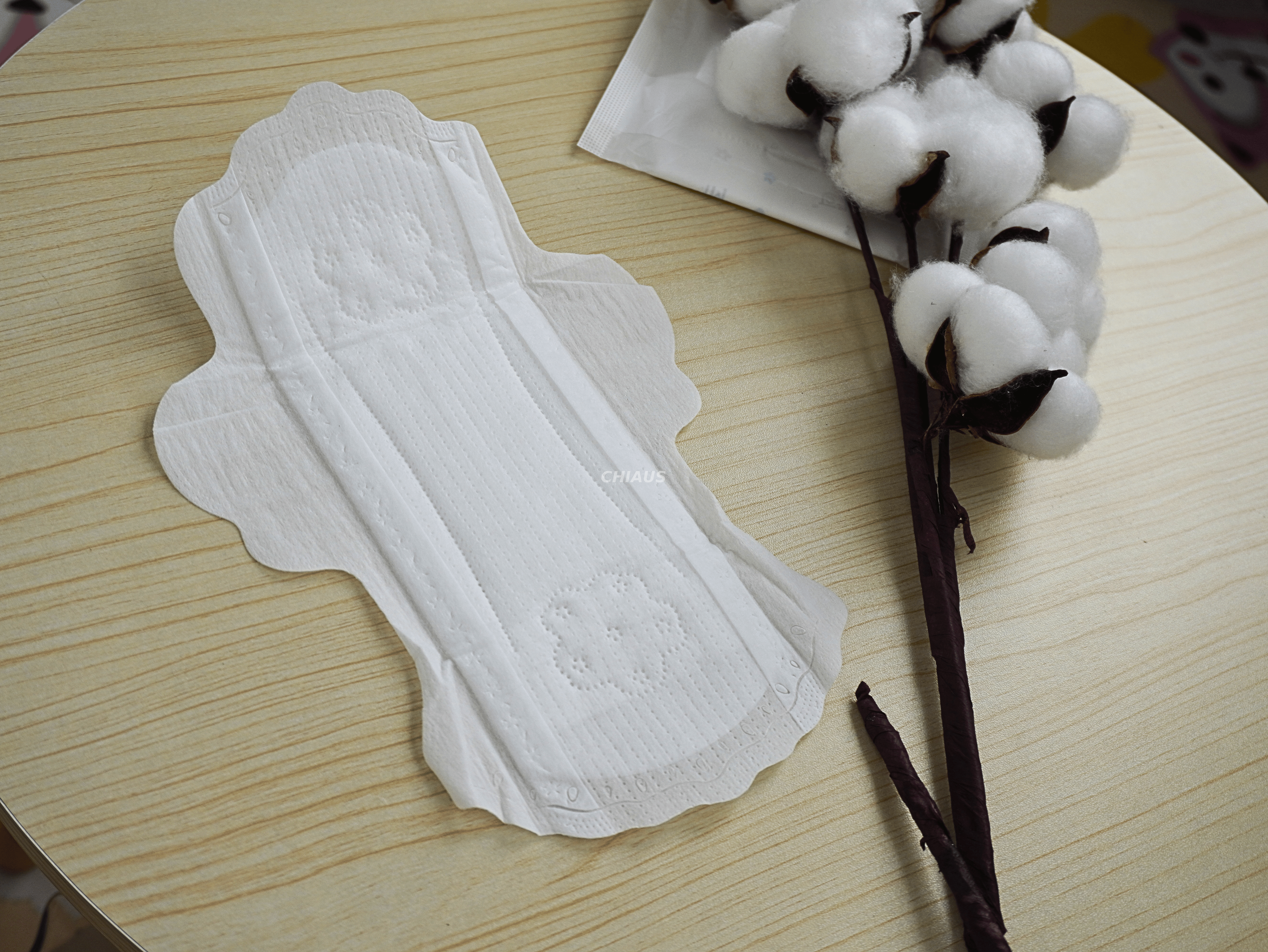 sanitary pads 245mm with premium Nonwoven Topsheet