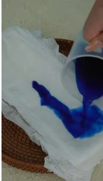 G&ouml;steride SleepWell bebek bezine mavi sıvı d&ouml;k&uuml;l&uuml;yor